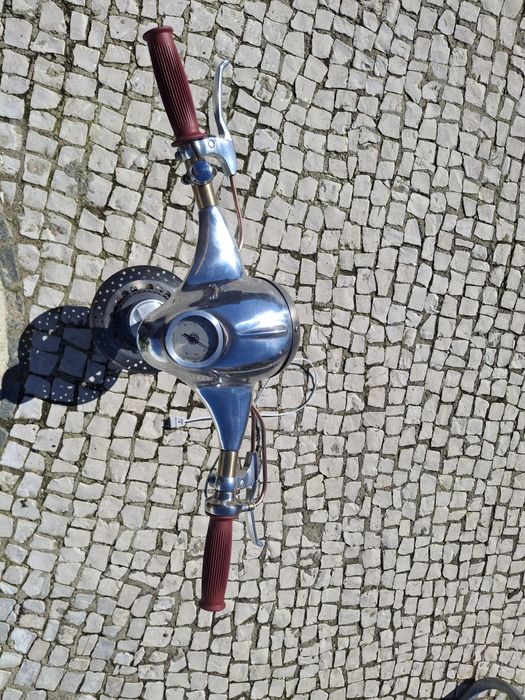 candeeiro único  e uma obra de arte