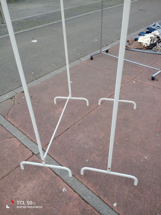 Dois expositores de roupa em estado razoável. 10€ cada um.