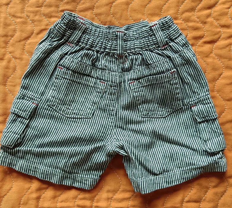 Calções bebé, com riscas e bolsos.