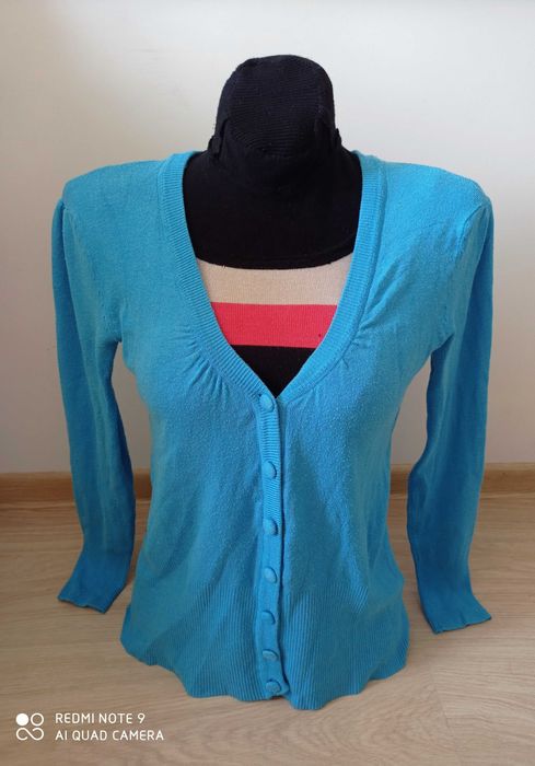 niebieski sweter na guziki