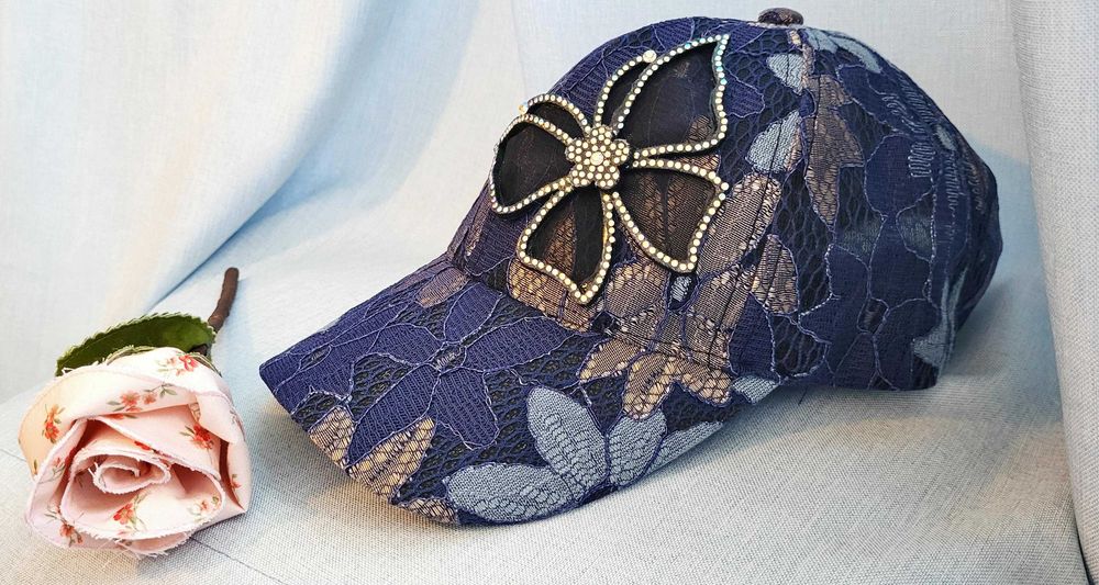 Boné /chapeu de mulher novo, com borboleta