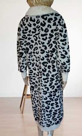 Swetrowy płaszcz z futerkowym kołnierzem