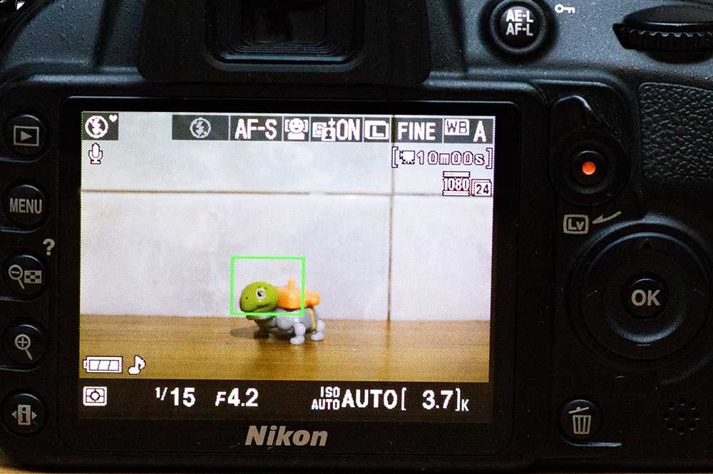 Дзеркальний фотоапарат Nikon D3100 з об’єктивом. Комплект