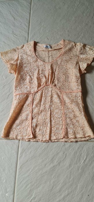 Koronkowa różowa bluzka z dekoltem w serek