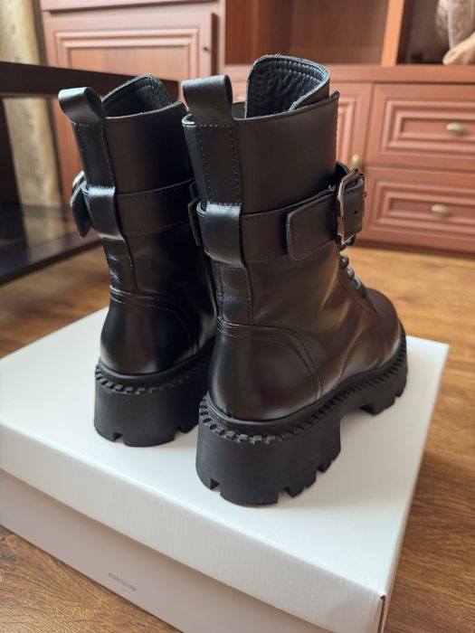 Продам зимові шкіряні черевики Estro