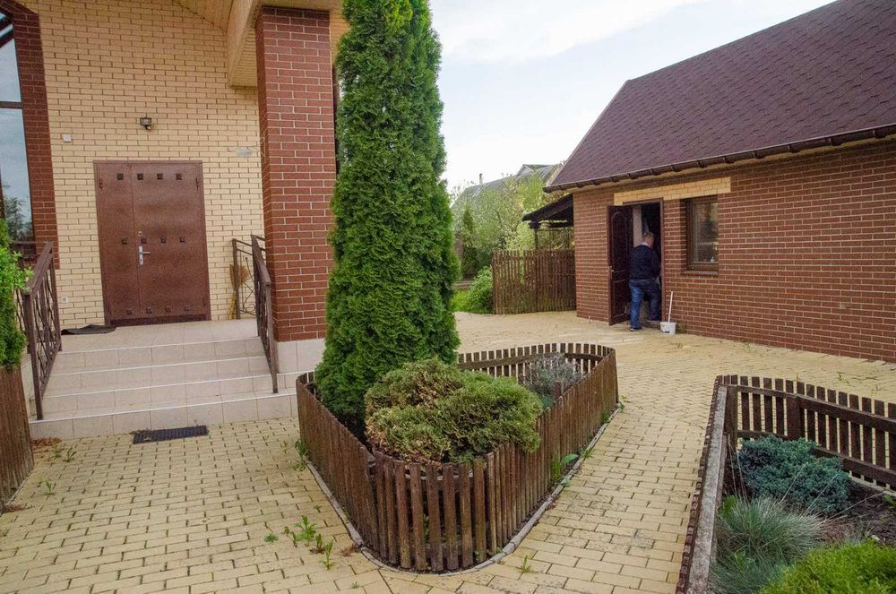 Будинок  з гаражем в м.Охтирка