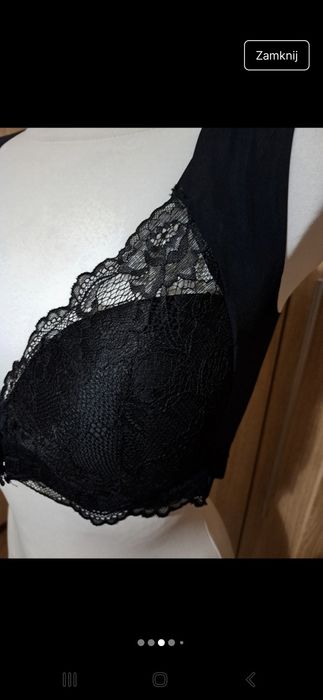 Czarny biustonosz bezszwowy.