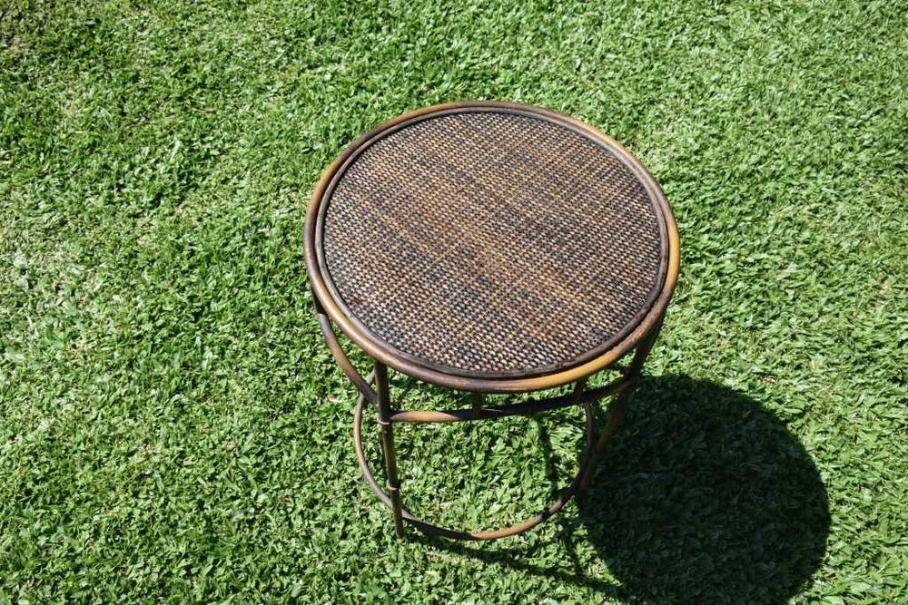 Mesa de apoio metálica e tampo em vime, feita na Tailândia