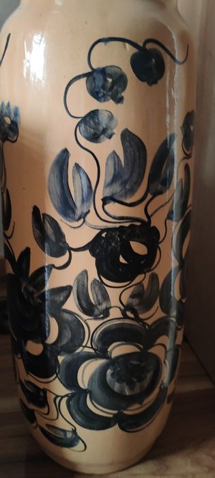 Wazon stary brązowy w kwiaty