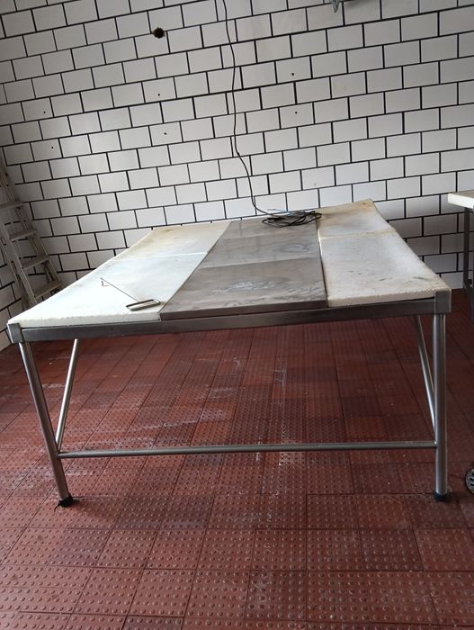Mesa de corte para sala de desmancha