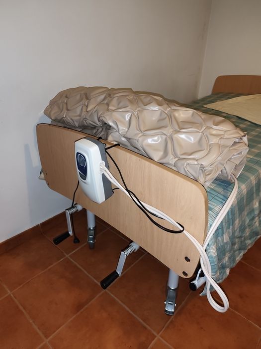 Cama articulada com colchão antiescaras