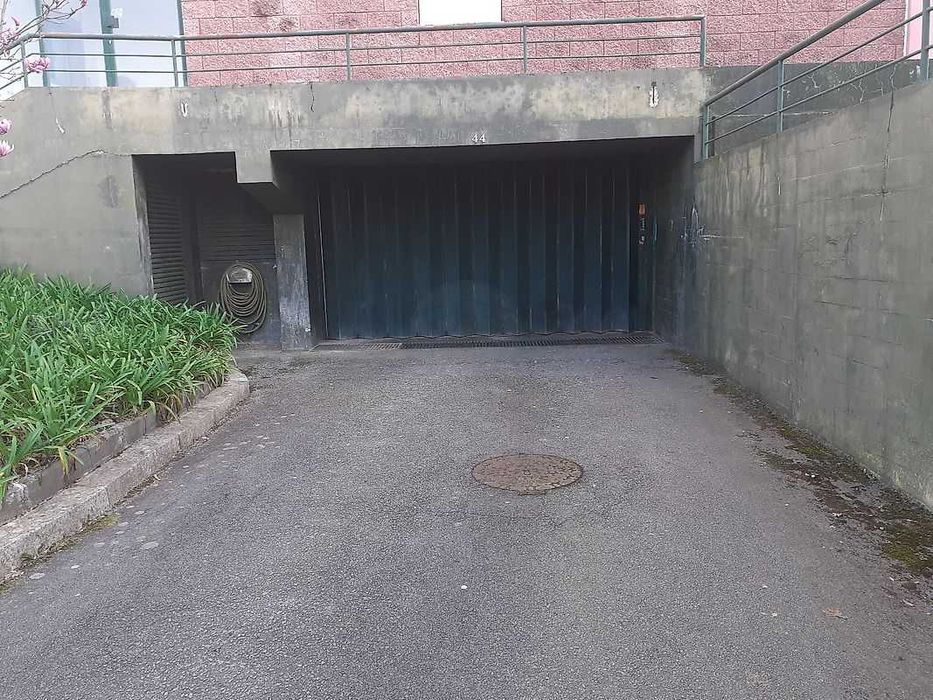 Lugar de garagem e ou arrumos em Alfena