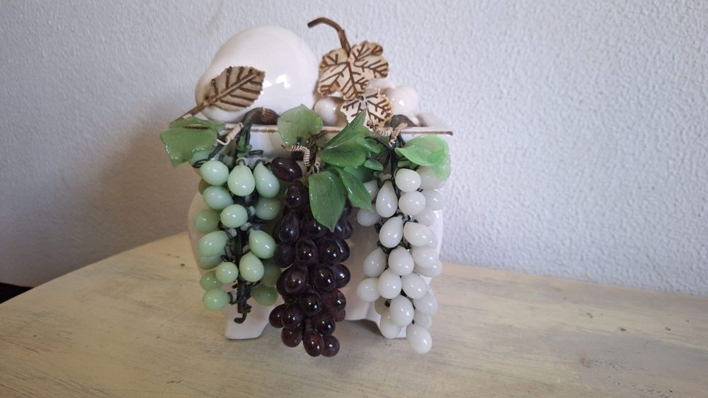 Vaso em porcelana com frutas