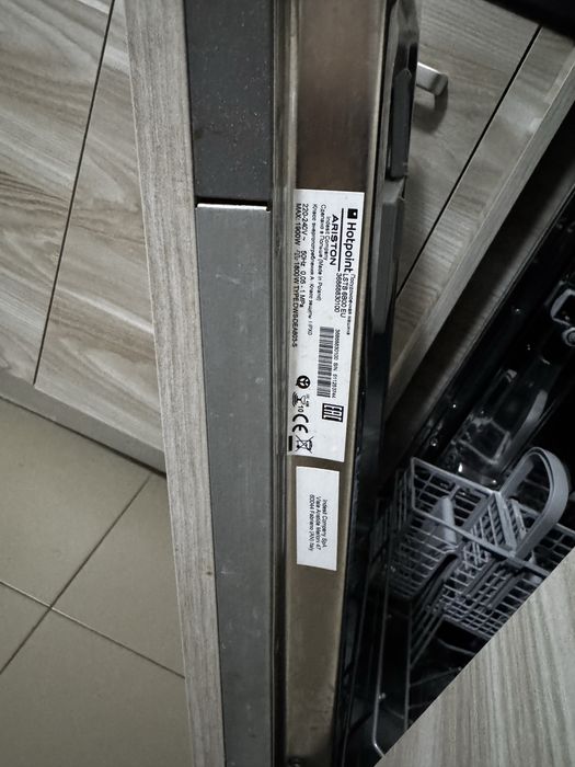 Посудомийна машина HOTPOINT LSTB6B00 EU
