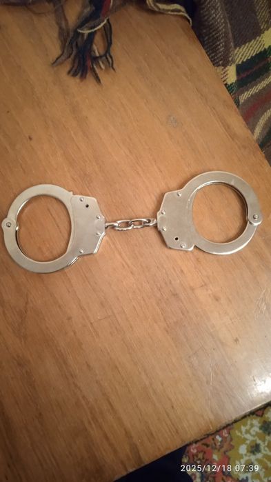 Продам кобуру , наручники та інші