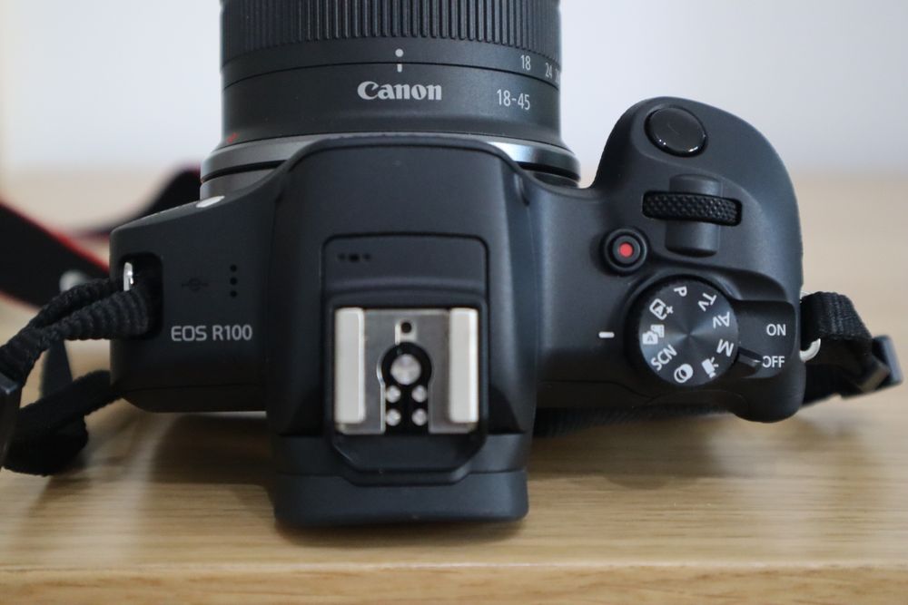 Canon R100 + RFS 18-45mm