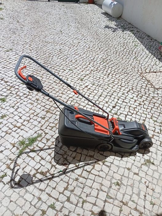 Corta relva Black and Decker elétrico