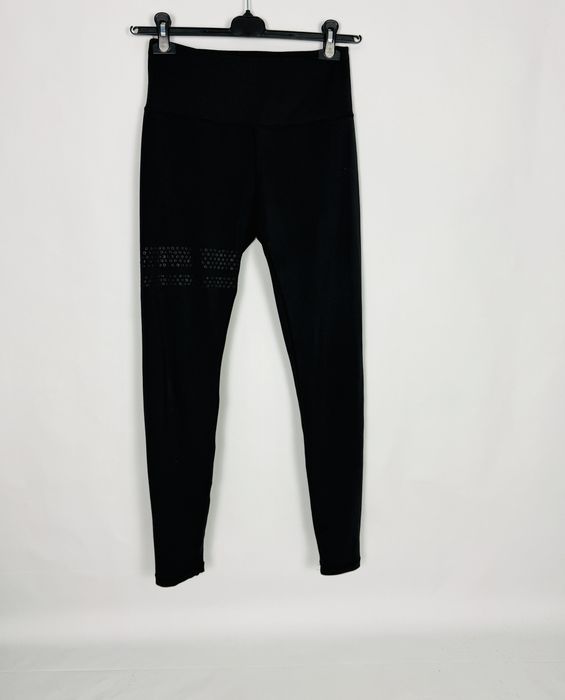 Czarne legginsy sportowe z perforacją M 38
