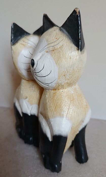 Stara figurka, rzeźba Kotki z drewna Kot