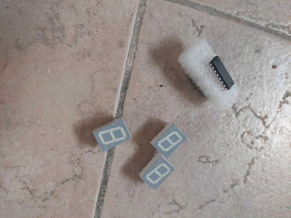 Arduino uno e todo o tipo de material e componentes eletrónicos.