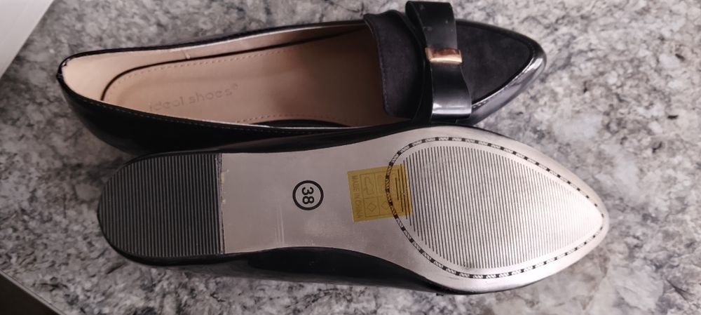 Nowe buty z kokardką.