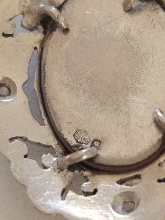 Antiga medalha em prata com camafeu