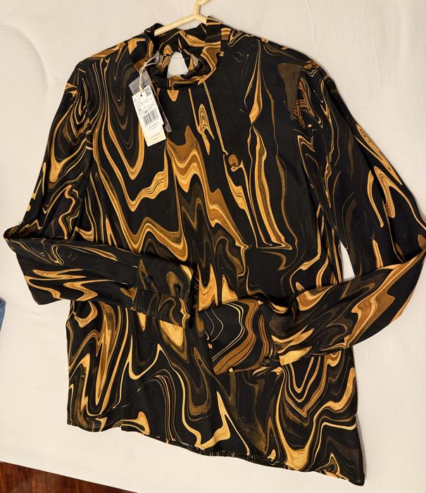 Blusa em tons castanho e preto