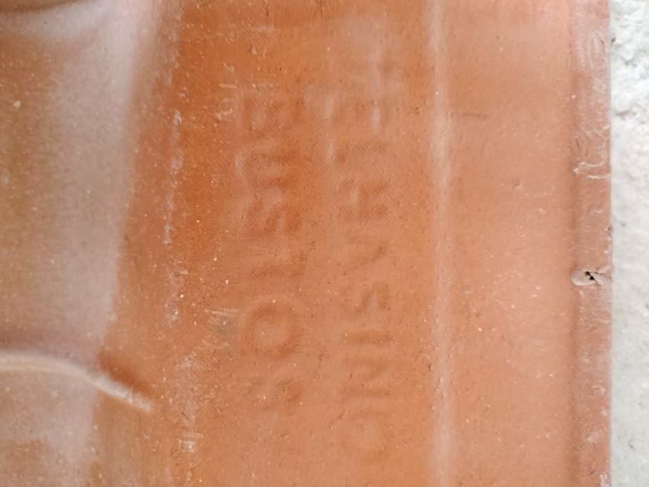 Telhas e Telhões Usados à esquerda Telhasino Bustos