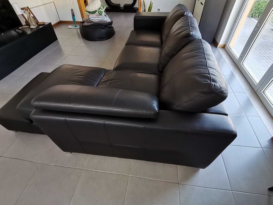 Sofá de pele sintética usado, mas está como novo.
