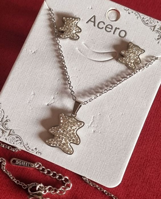 Conjunto prateado (colar e brincos), em aço, do ursinho com zirconias.