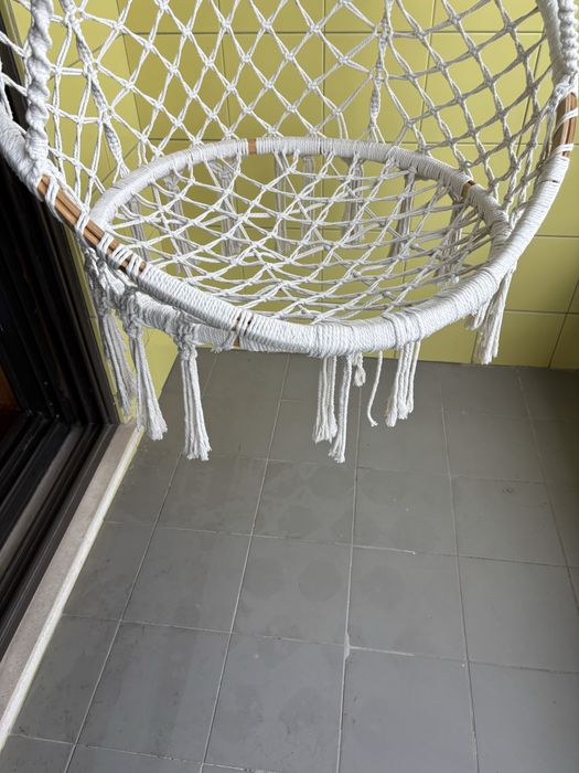 Baloiço suspenso de macramé