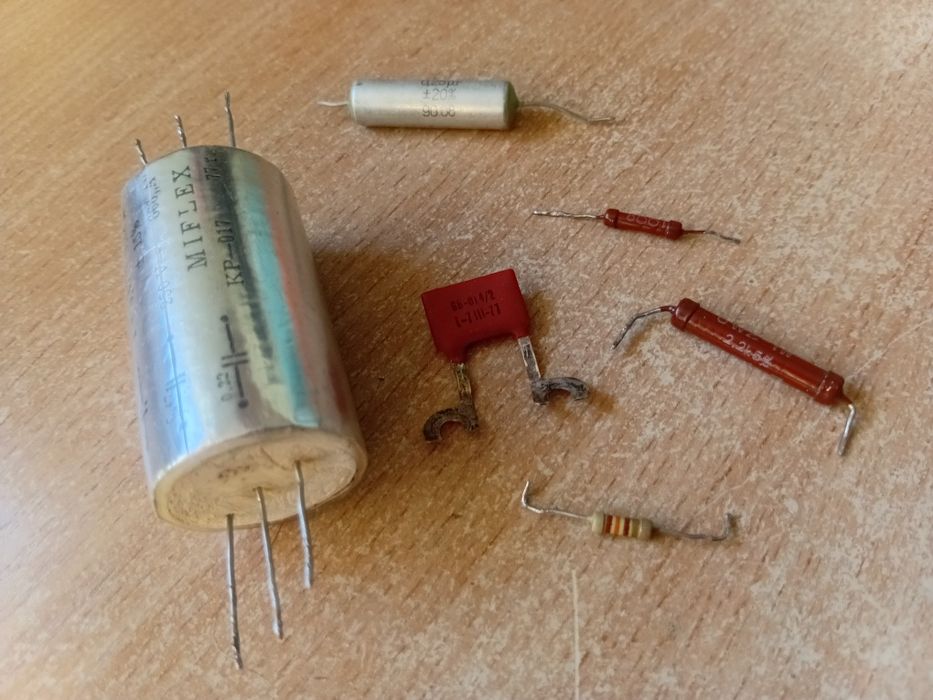 Набор винтажных электронных компонентов (конденсаторы и резисторы СССР