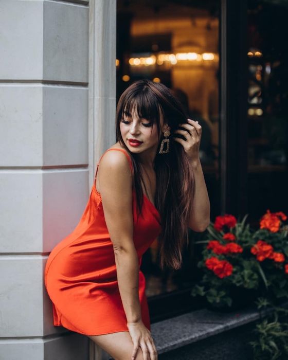 Червона сукня в білизняному стилі