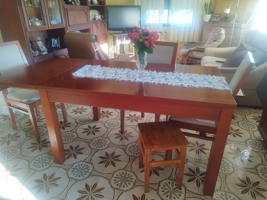 Mesa com 4 cadeiras em muito bom estado