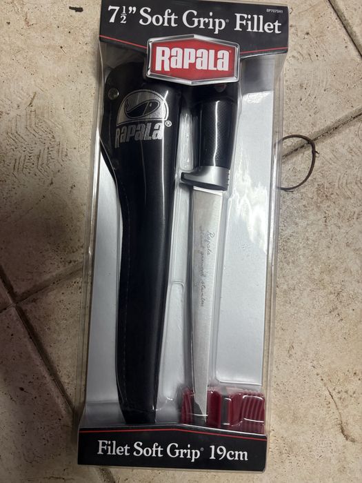 Faca rapala nova e amostras novas nas caixas