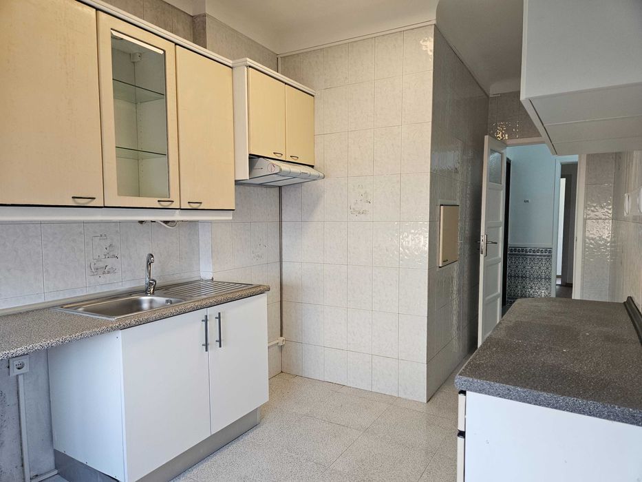 Apartamento T2 para arrendamento - ao Largo 1º de Maio, Brandoa