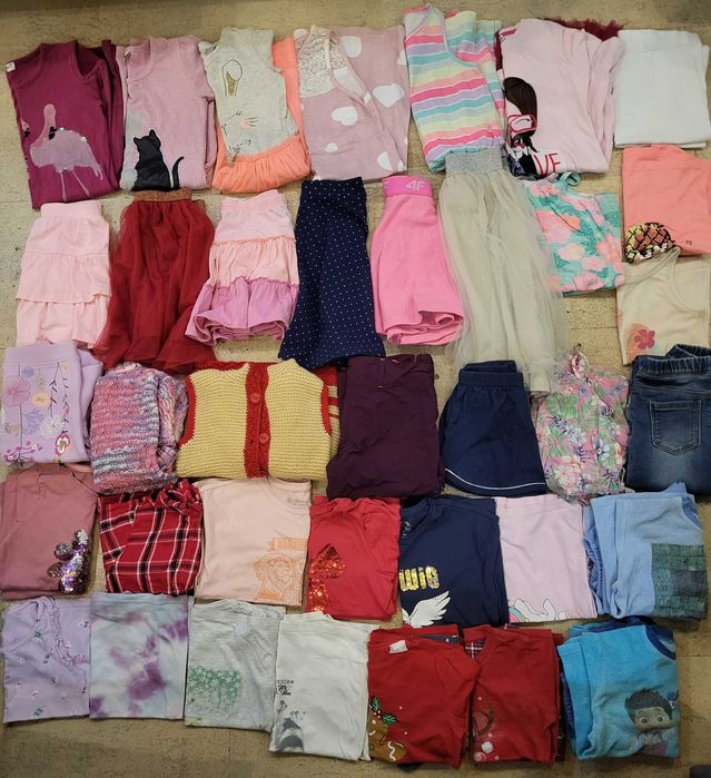 Wielka mega paka ubrań r. 128 sukienki spódniczki koszulki swetry