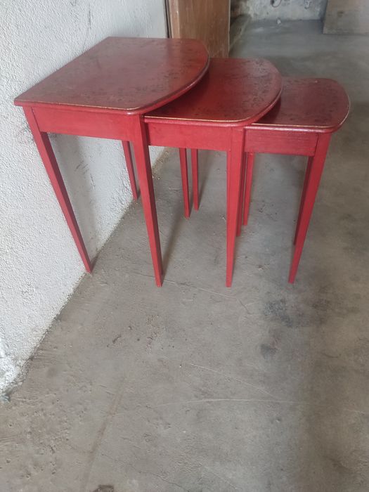 Mesas em laca vermelha orientais
