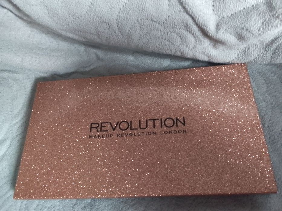 Revolution Nowa paletka 24 cieni  life on the dance t