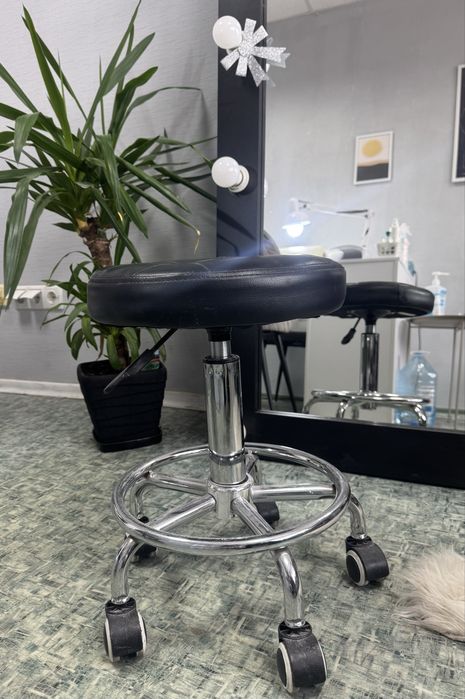 Продам стілець, витяжку та лампу