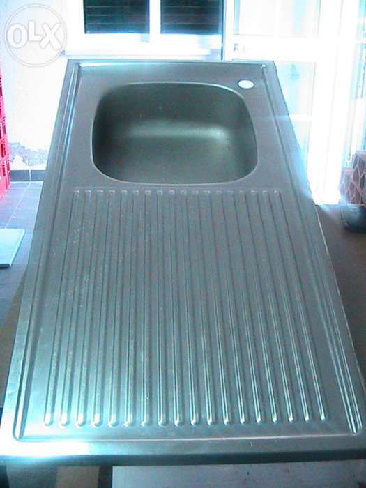 Lava loiças de uma cuba com escorredor