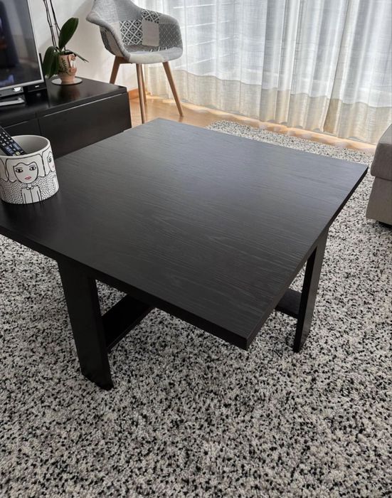 Mesa de centro em cor preta