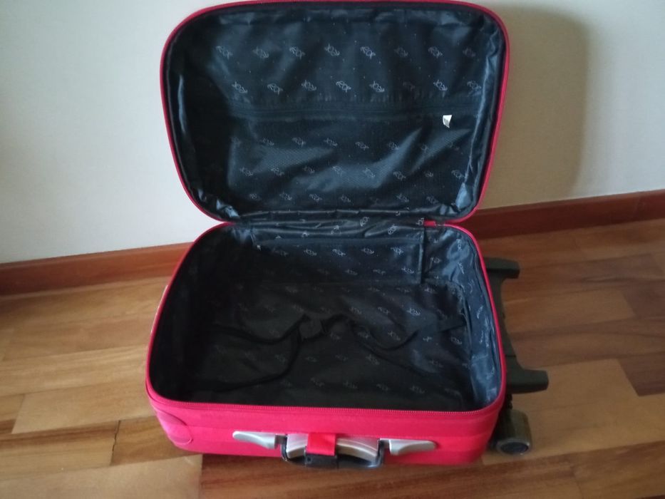 Mala de viagem com rodinhas.