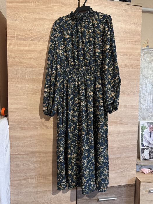 Красива жіноча сукня