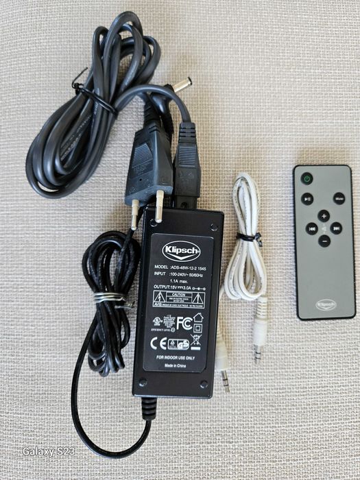 Leitor de iPod marca Klipsch.