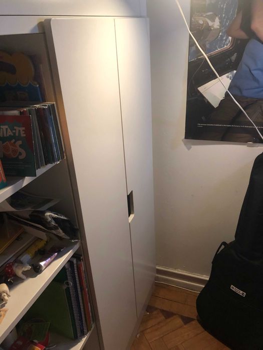 Cama alta modelo Smastad, do IKEA, com secretária e armário