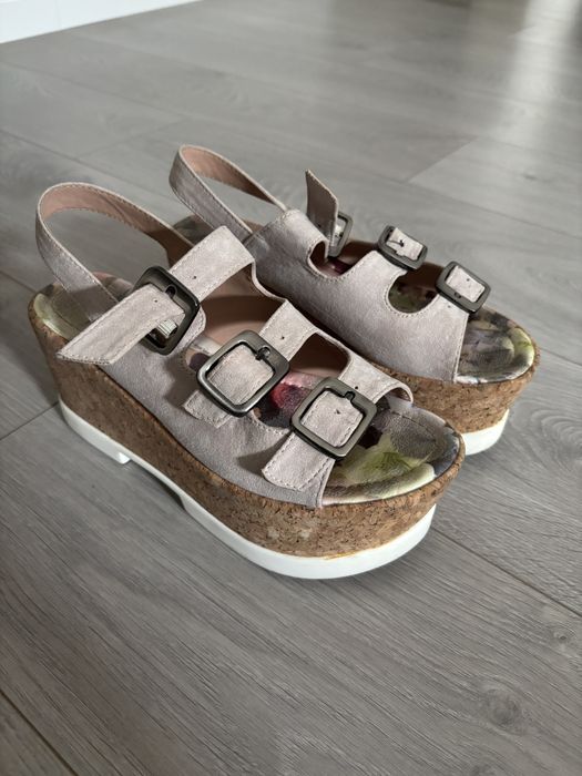 Sandalias com plataforma