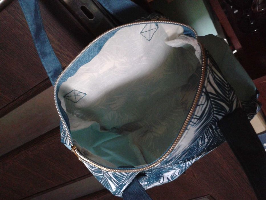 kosmetyczka miętowo-zielona w liście