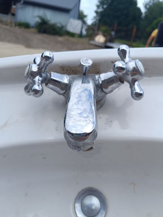 Umywalka łazienkowa z baterią bez syfonu