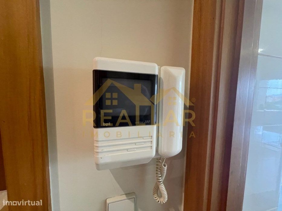 Apartamento T2 Mobilado com Box de Estacionamento em Localização Pr...